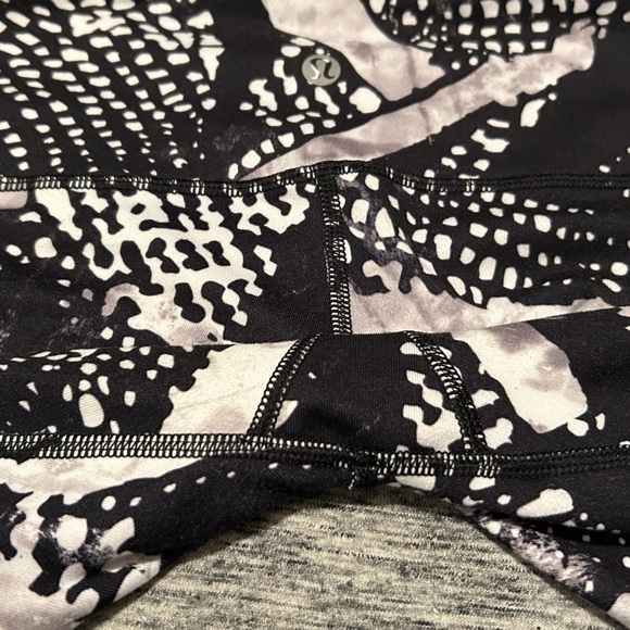 Lululemon Wunder Under Crop Size 4 - Picture 3 of 5